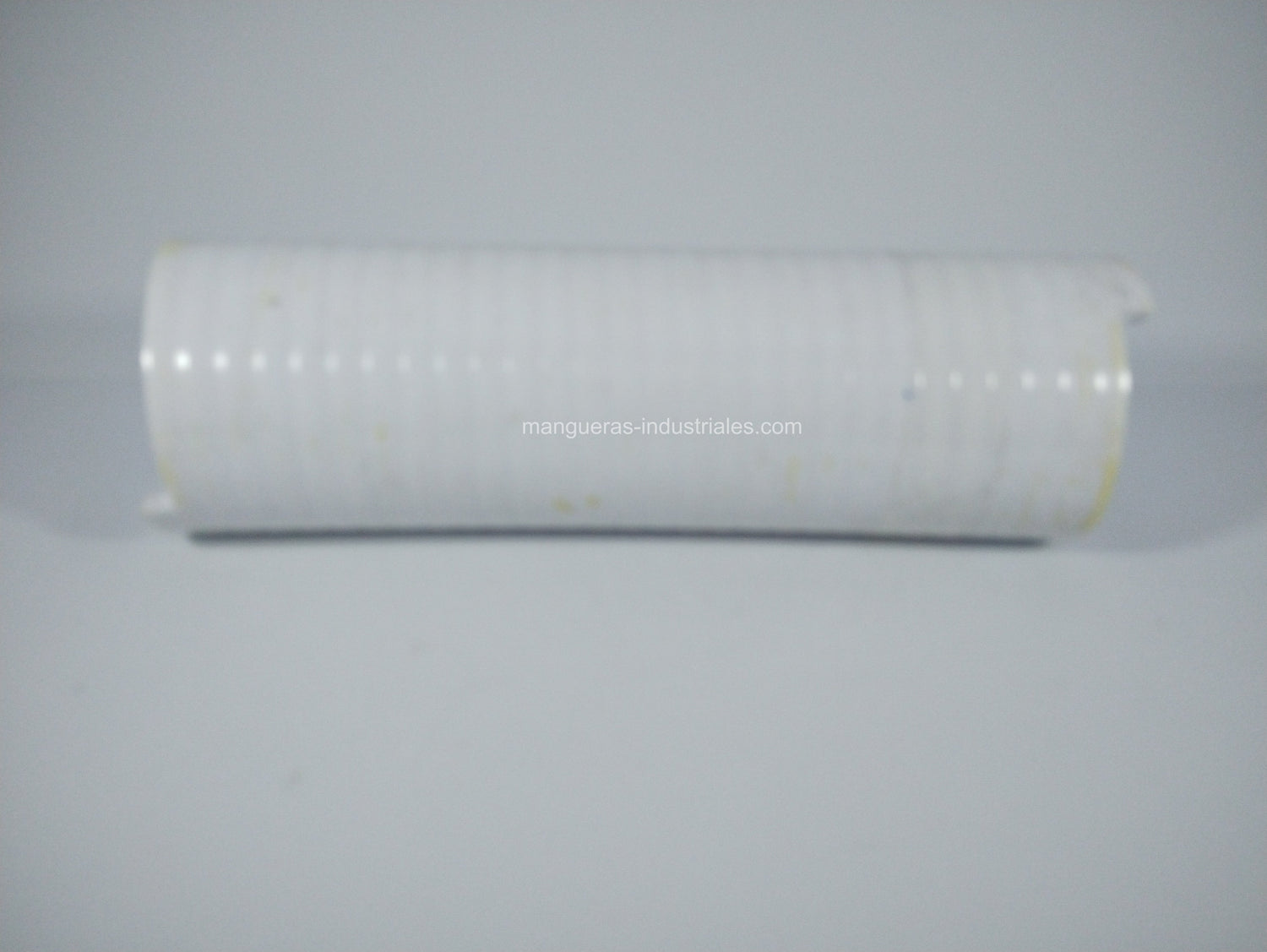 Manguera tipo "HIDROTEC" en color blanco, una tubería rígida con la flexibilidad característica de una manguera, su superficie interna lisa asegura un flujo óptimo