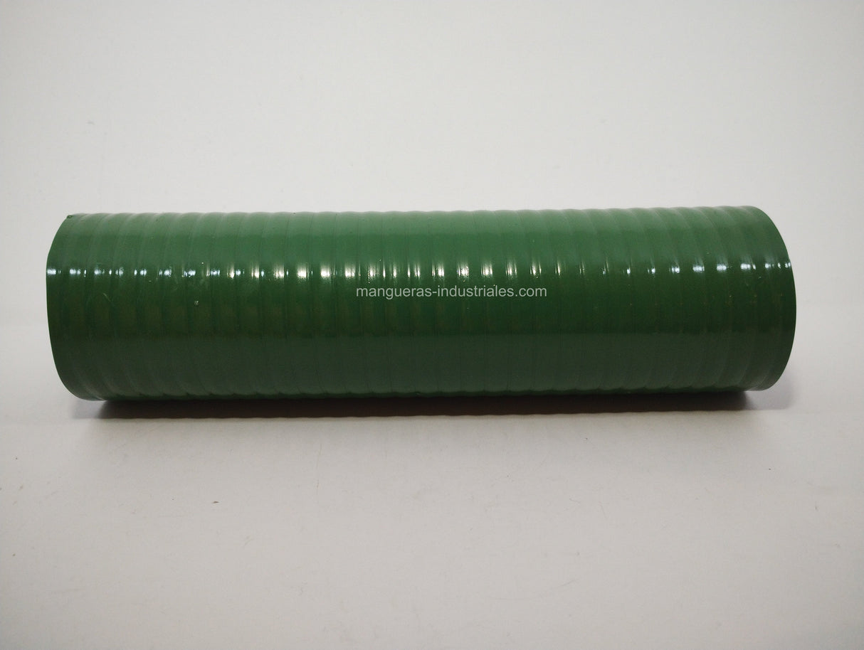 Tubería flexible rural normal verde para aplicaciones de succión y descarga en el ámbito agrícola.