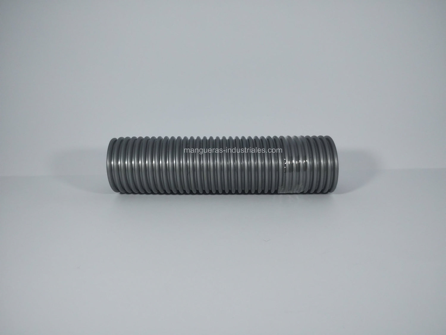 Manguera en color gris metálico, diseñada para aspiradoras, fabricada con EVA y polietileno