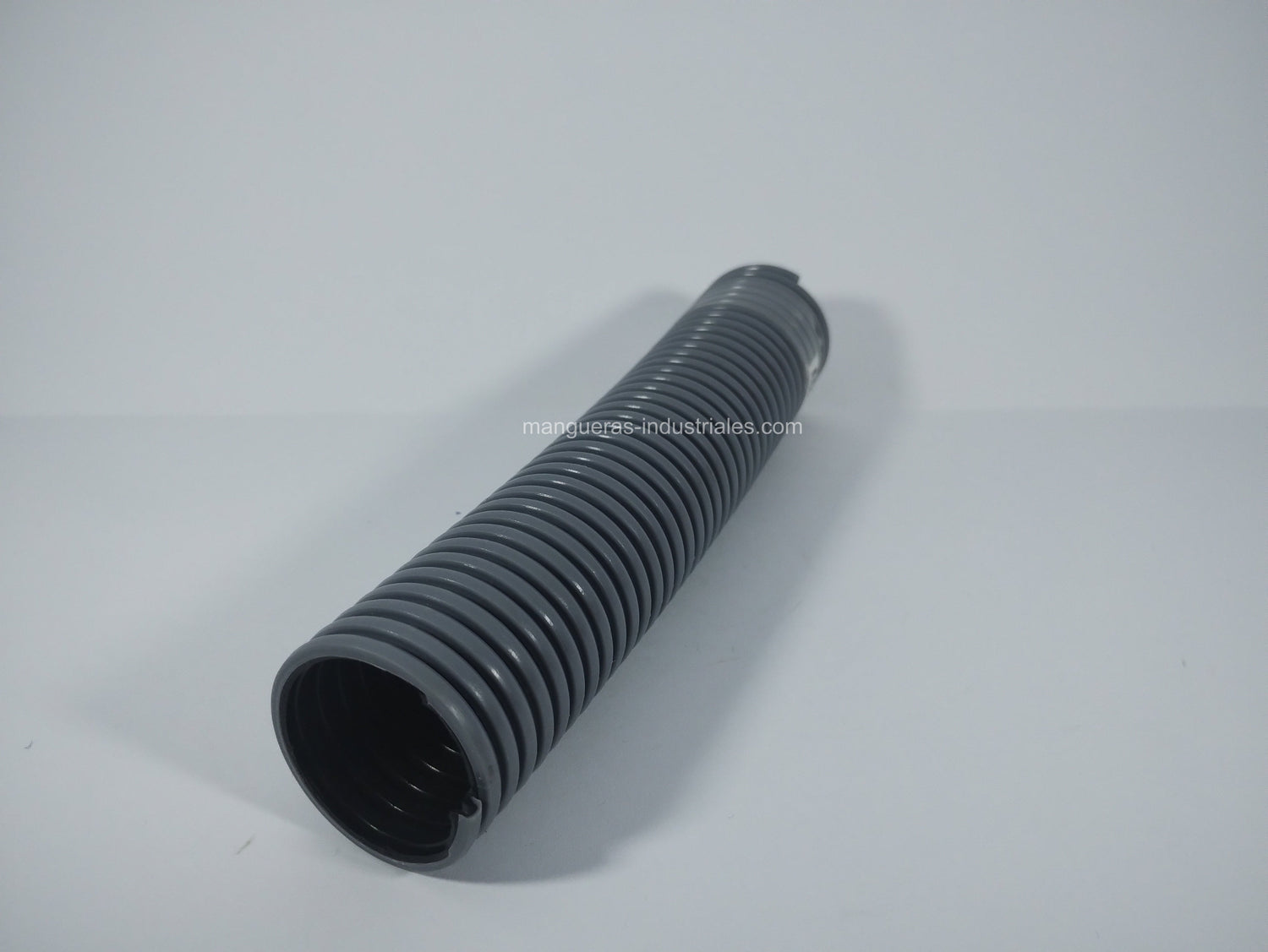 Manguera aspiradora bicapa en color gris con capa interior en negro, diseñada para brindar resistencia excepcional al arrastre y flexibilidad superior