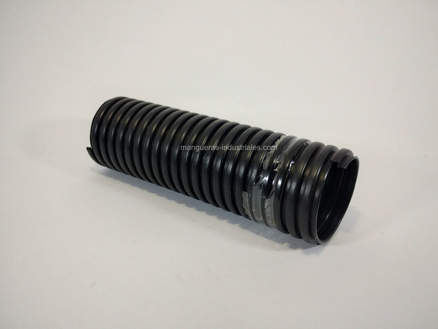 Manguera corrugada en color negro, ideal para la industria de la construcción y la ingeniería. Fabricada en polietileno de alta densidad y diseñada con una estructura ligera.